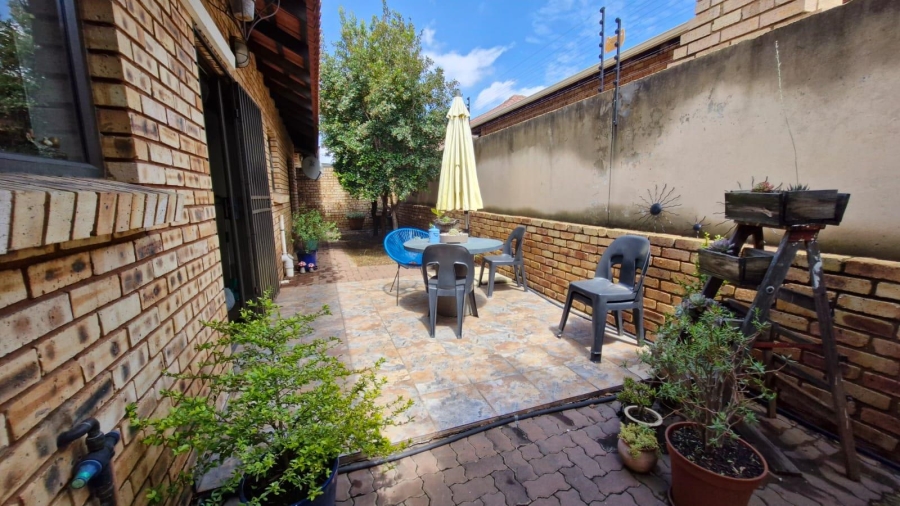 To Let 3 Bedroom Property for Rent in New Redruth Gauteng