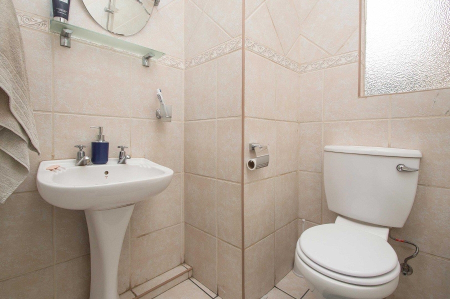 To Let 2 Bedroom Property for Rent in Helderkruin Gauteng