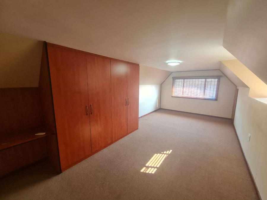 To Let 3 Bedroom Property for Rent in Fontainebleau Gauteng