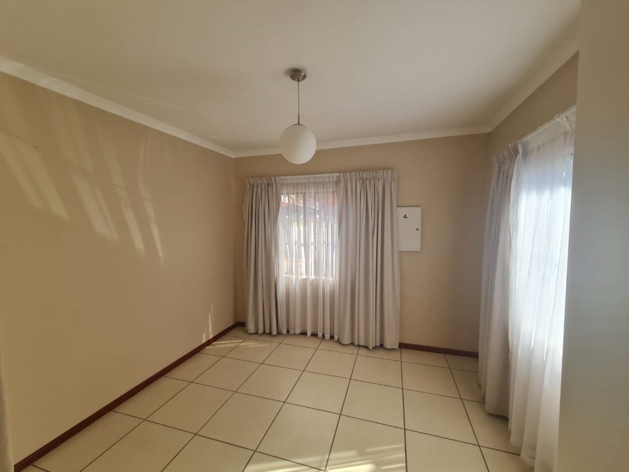 To Let 3 Bedroom Property for Rent in Fontainebleau Gauteng