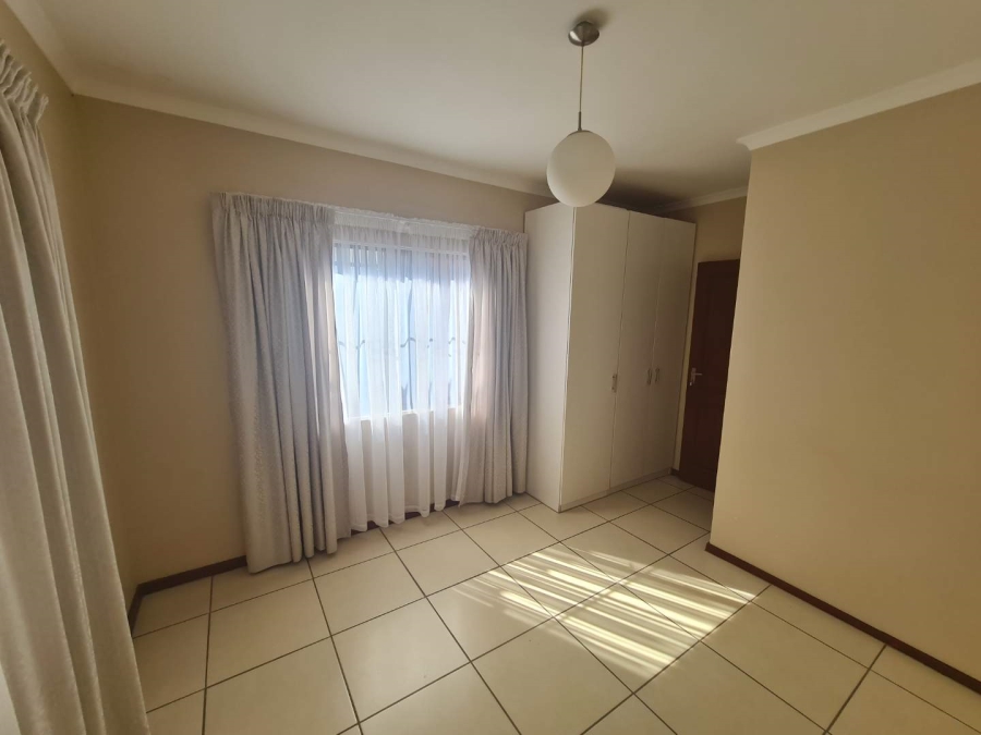 To Let 3 Bedroom Property for Rent in Fontainebleau Gauteng