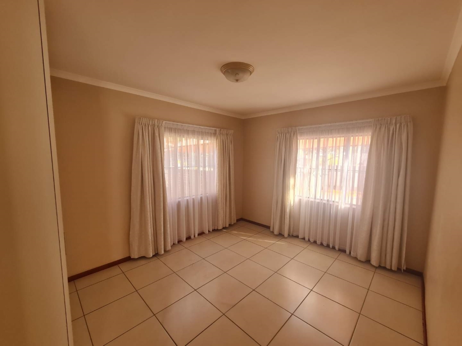 To Let 3 Bedroom Property for Rent in Fontainebleau Gauteng