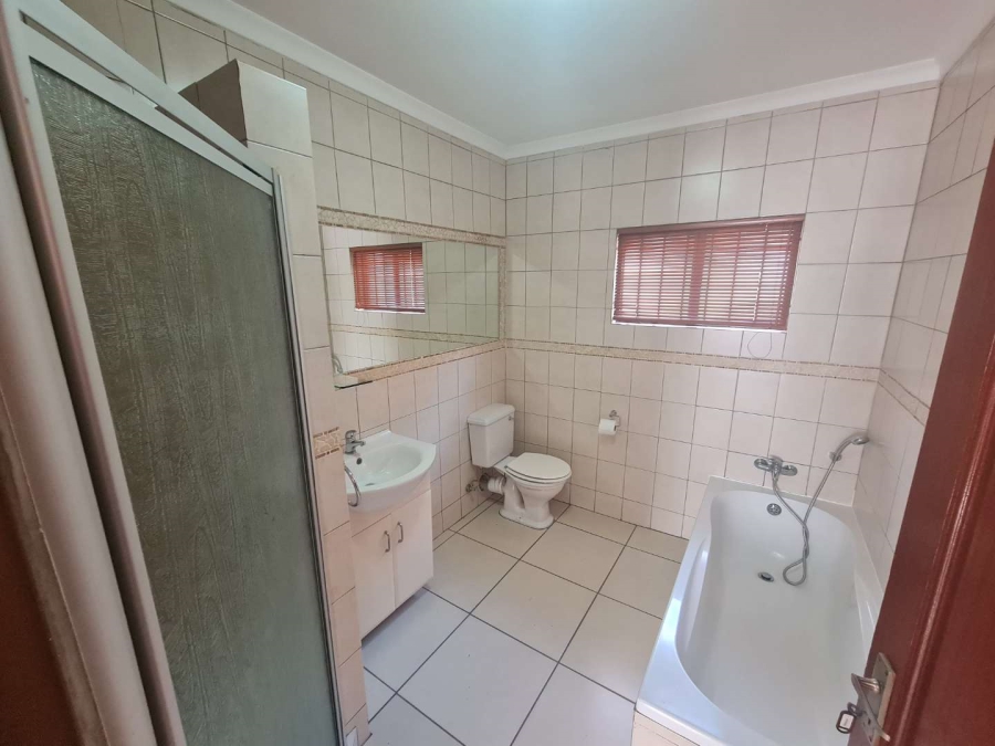 To Let 3 Bedroom Property for Rent in Fontainebleau Gauteng