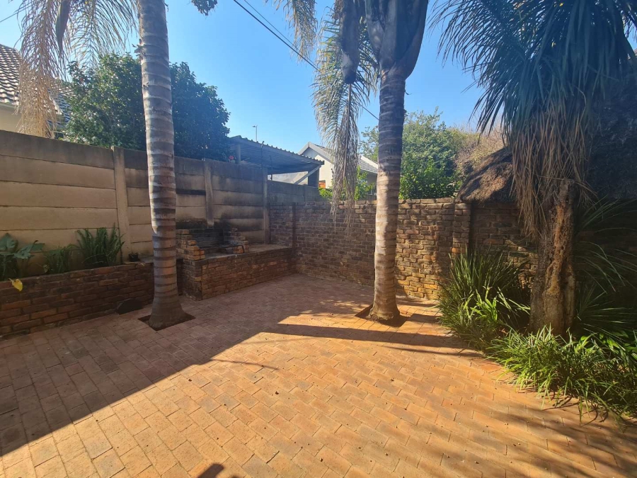 To Let 3 Bedroom Property for Rent in Fontainebleau Gauteng