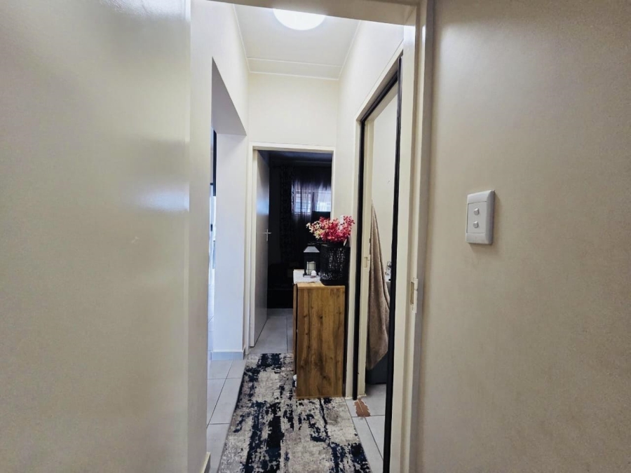 To Let 2 Bedroom Property for Rent in Vorna Valley Gauteng