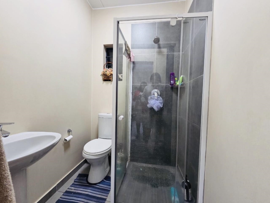 To Let 2 Bedroom Property for Rent in Vorna Valley Gauteng