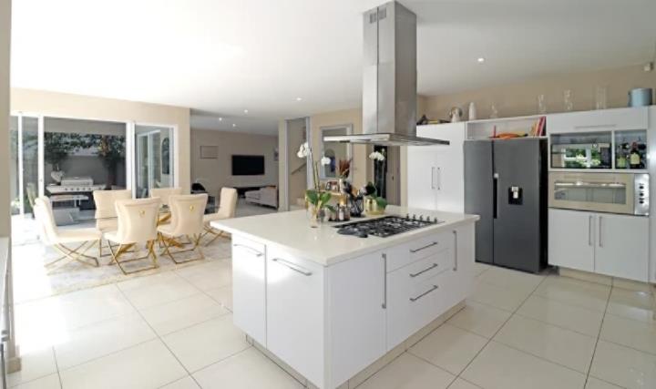 To Let 3 Bedroom Property for Rent in Sandown Gauteng