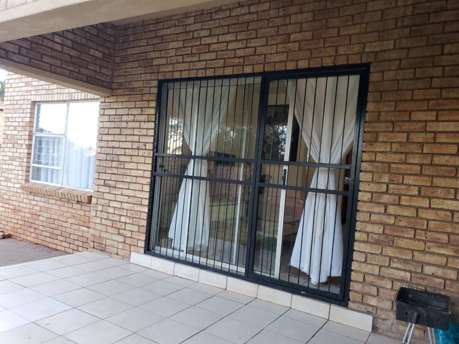 To Let 2 Bedroom Property for Rent in Little Falls Gauteng