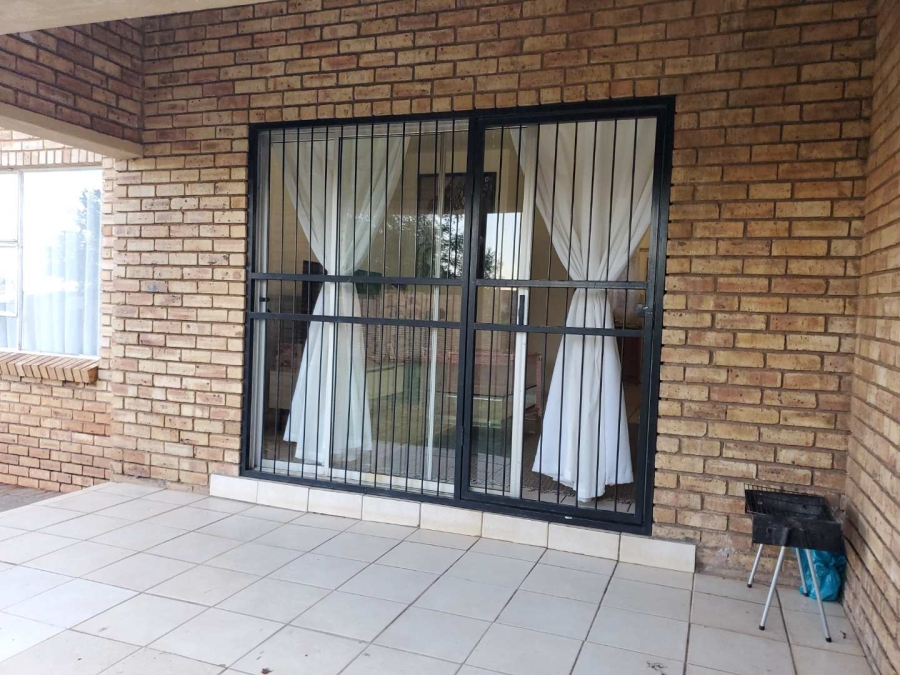 To Let 2 Bedroom Property for Rent in Little Falls Gauteng