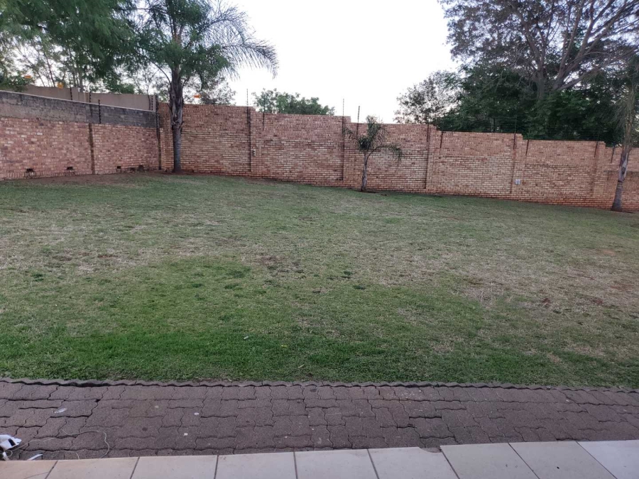 To Let 2 Bedroom Property for Rent in Little Falls Gauteng