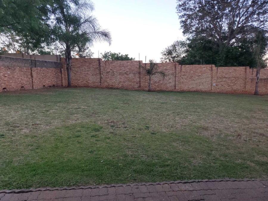 To Let 2 Bedroom Property for Rent in Little Falls Gauteng