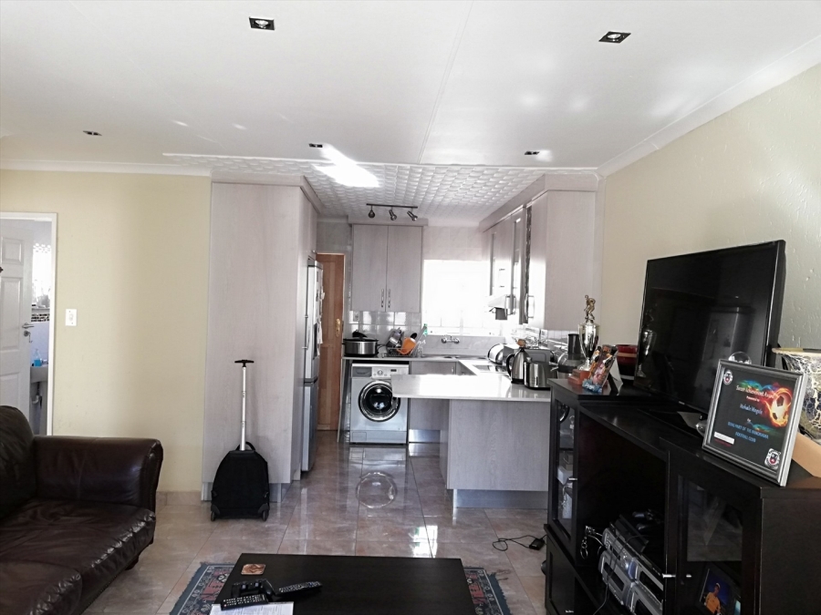 To Let 2 Bedroom Property for Rent in Allens Nek Gauteng