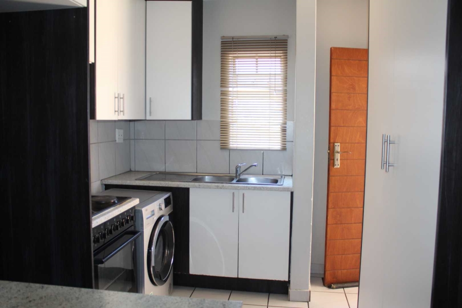 To Let 2 Bedroom Property for Rent in Rooihuiskraal Gauteng