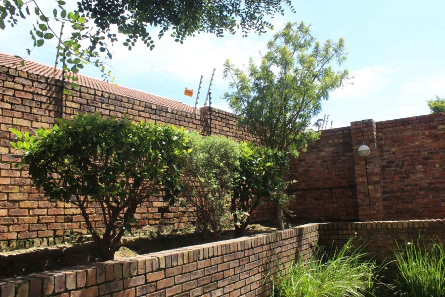 To Let 2 Bedroom Property for Rent in Rooihuiskraal Gauteng