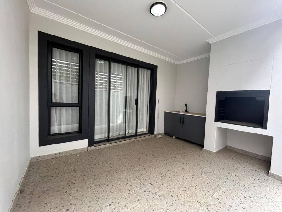 To Let 2 Bedroom Property for Rent in Bryanston Gauteng