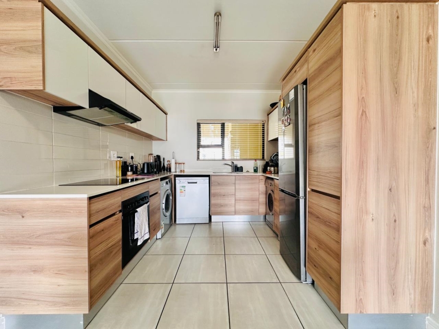 To Let 2 Bedroom Property for Rent in Waterfall Gauteng