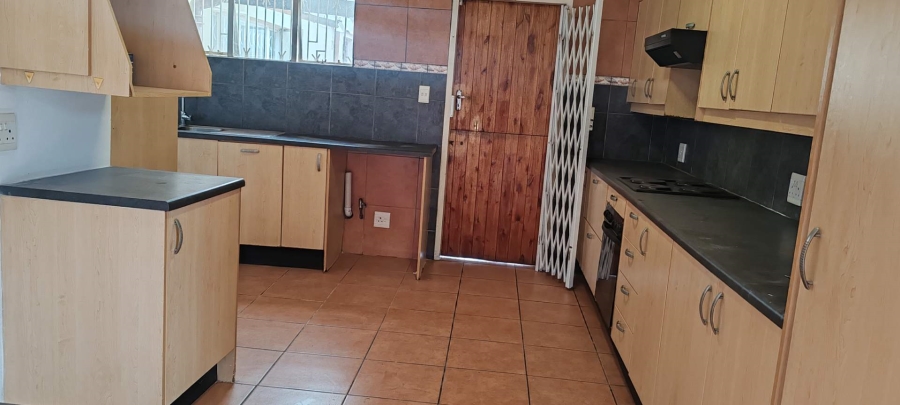 To Let 2 Bedroom Property for Rent in Lombardy East Gauteng