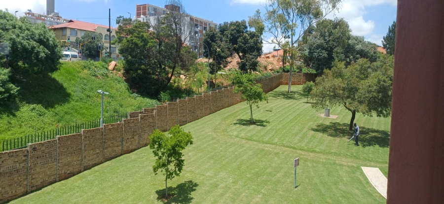 To Let 1 Bedroom Property for Rent in Houghton Estate Gauteng