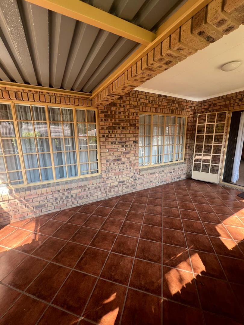 2 Bedroom Property for Sale in Faerie Glen Gauteng