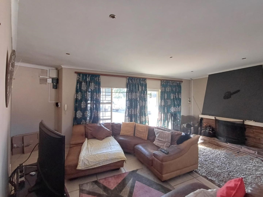 To Let 2 Bedroom Property for Rent in Blairgowrie Gauteng