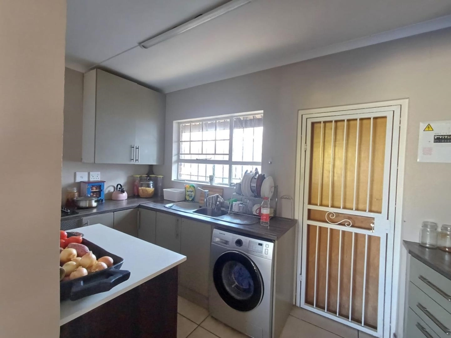 To Let 2 Bedroom Property for Rent in Blairgowrie Gauteng