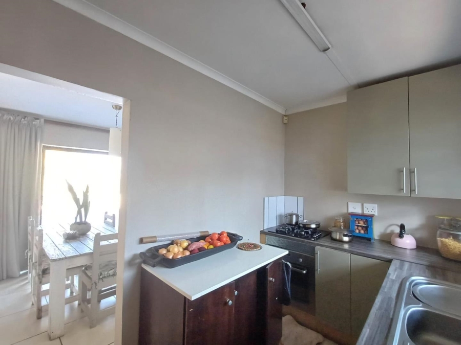 To Let 2 Bedroom Property for Rent in Blairgowrie Gauteng