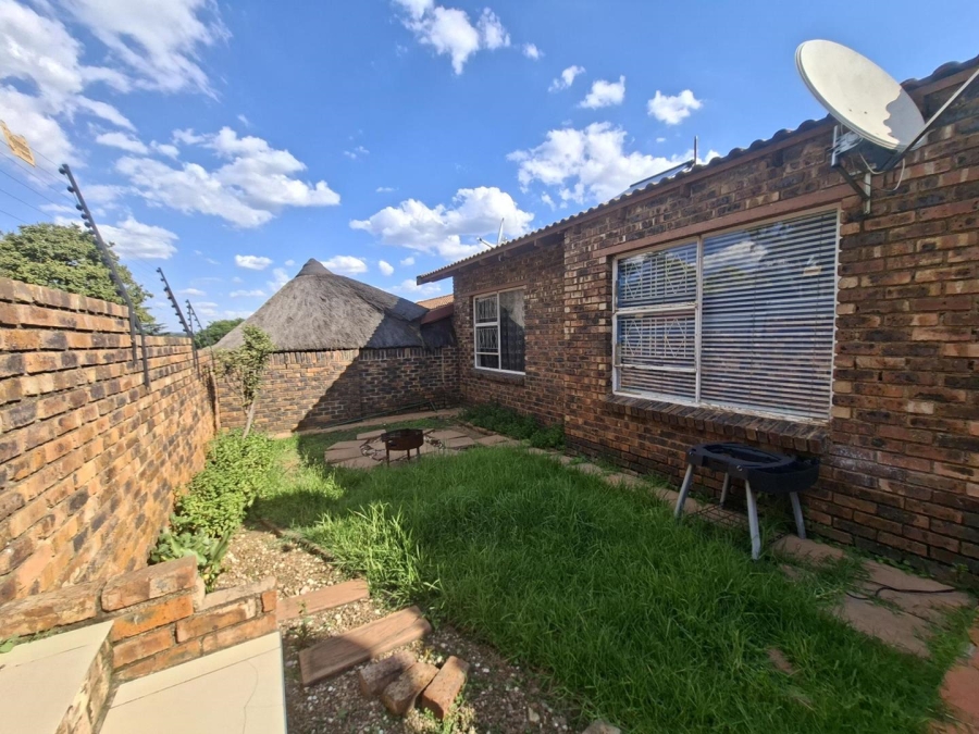 To Let 3 Bedroom Property for Rent in Buccleuch Gauteng