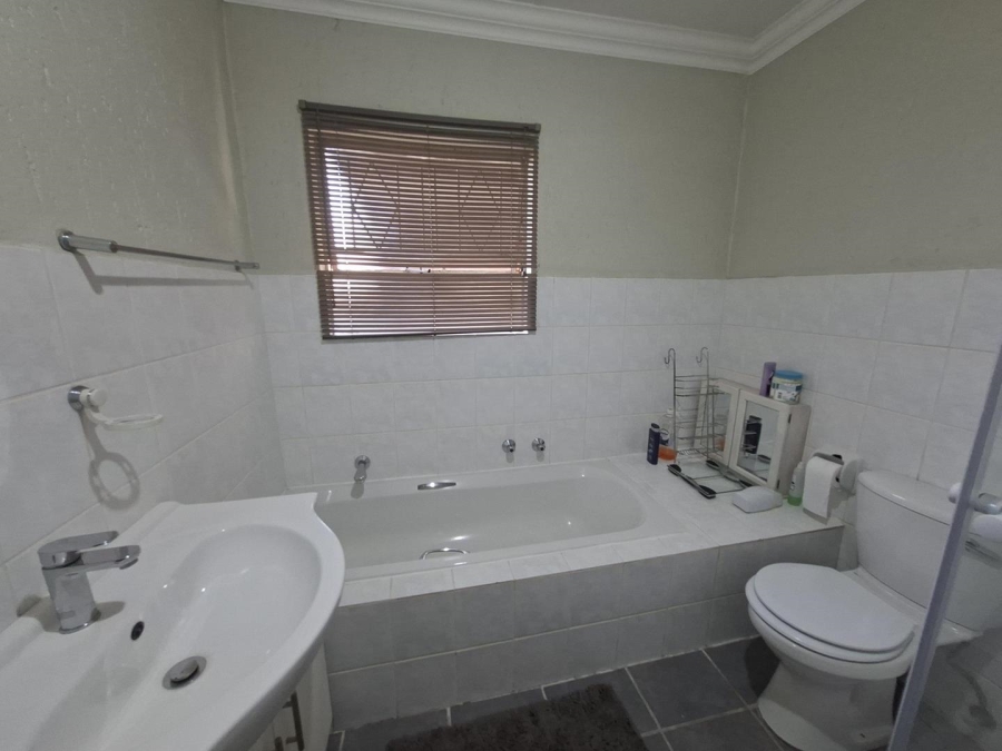 To Let 3 Bedroom Property for Rent in Buccleuch Gauteng