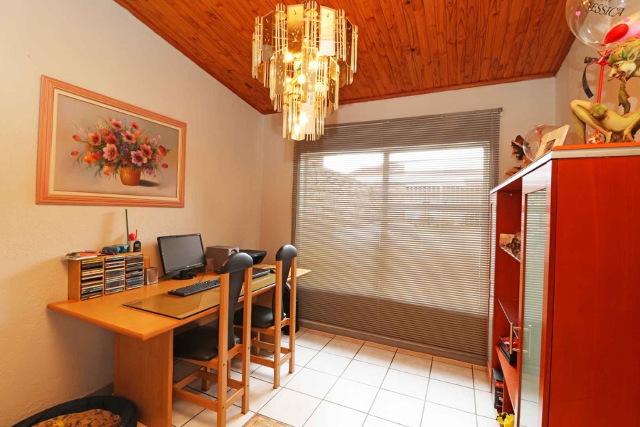2 Bedroom Property for Sale in Helikonpark Gauteng