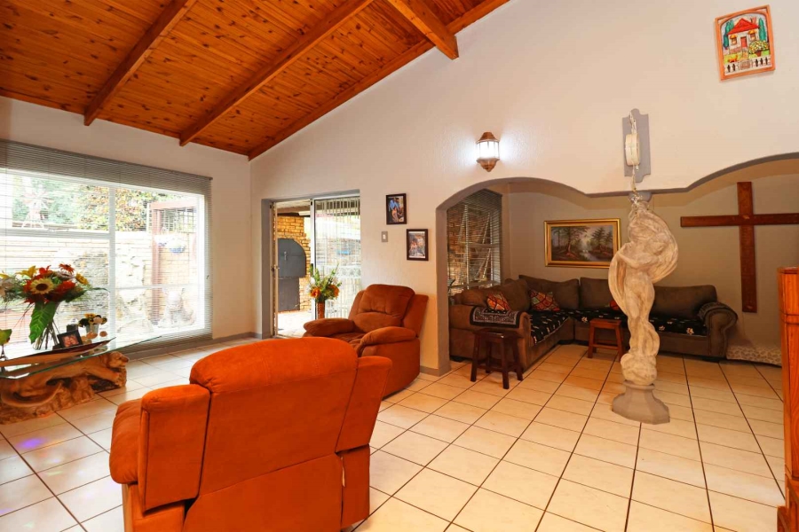 2 Bedroom Property for Sale in Helikonpark Gauteng