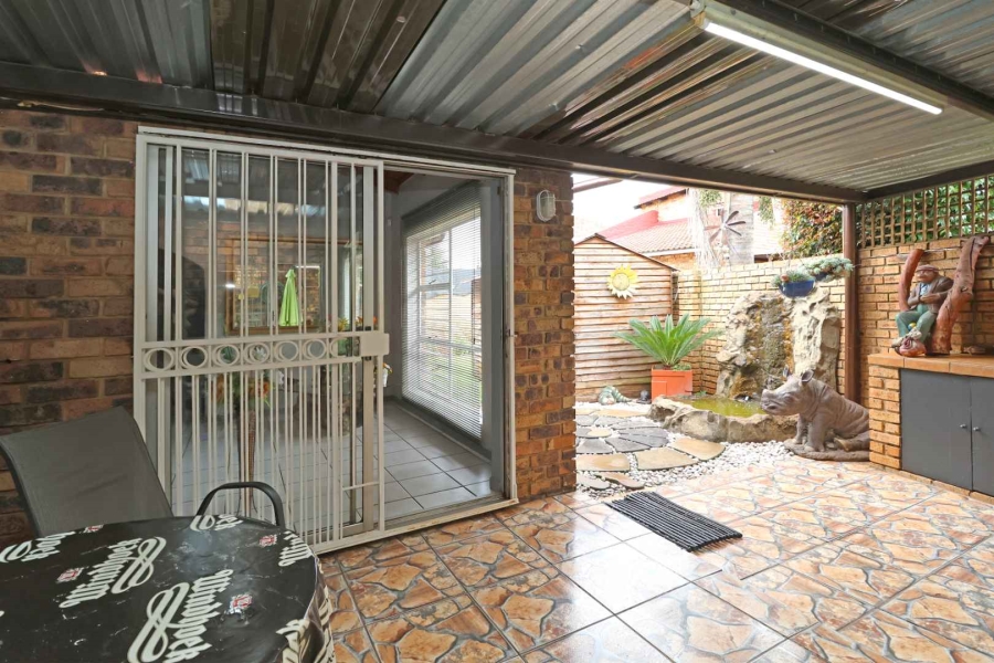 2 Bedroom Property for Sale in Helikonpark Gauteng