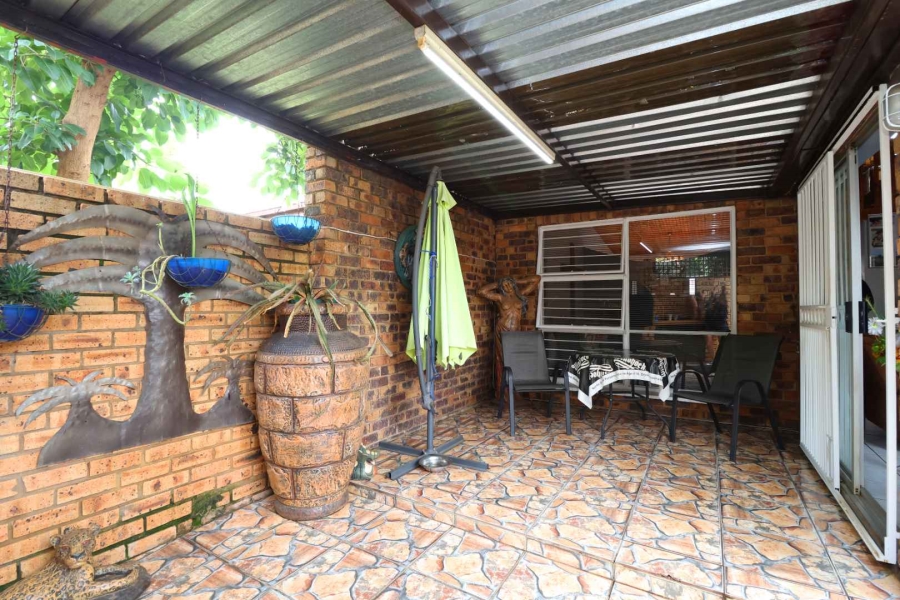 2 Bedroom Property for Sale in Helikonpark Gauteng