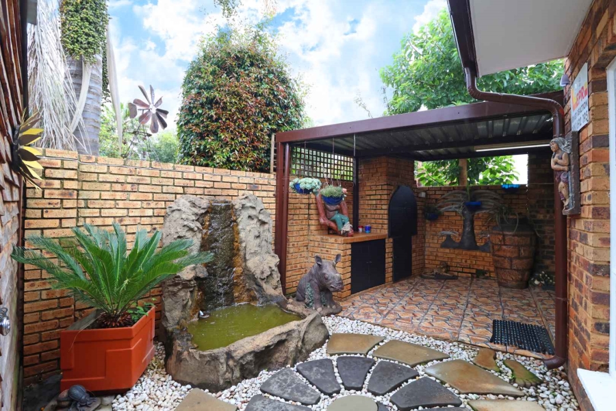 2 Bedroom Property for Sale in Helikonpark Gauteng