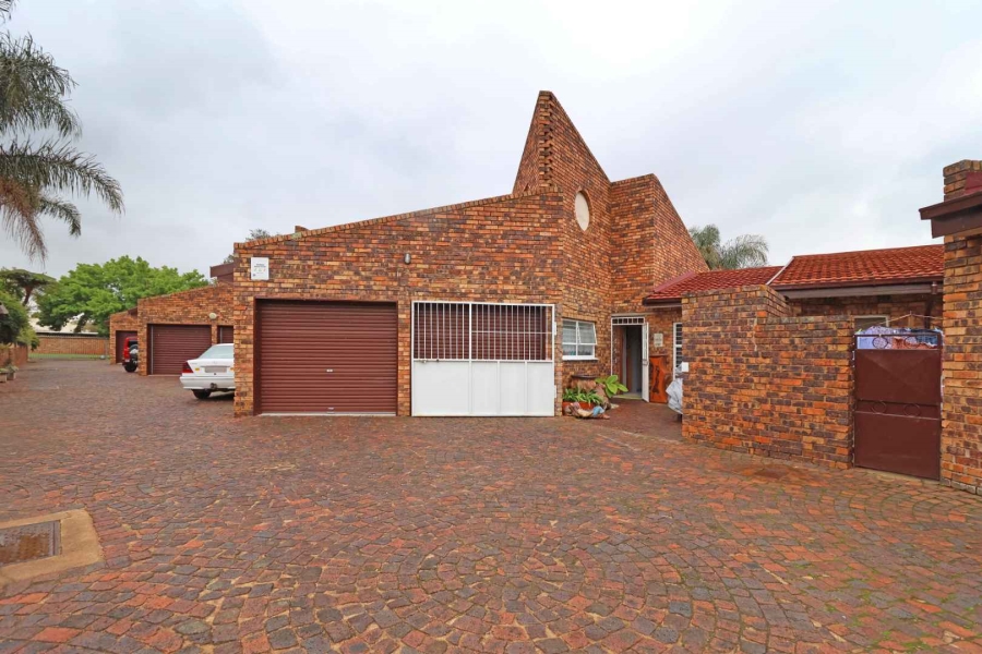 2 Bedroom Property for Sale in Helikonpark Gauteng