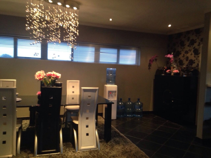 To Let 2 Bedroom Property for Rent in Sandhurst Gauteng