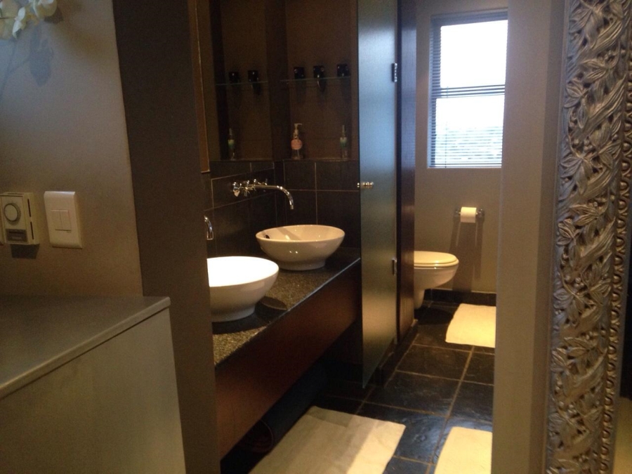 To Let 2 Bedroom Property for Rent in Sandhurst Gauteng