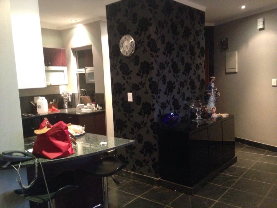 To Let 2 Bedroom Property for Rent in Sandhurst Gauteng