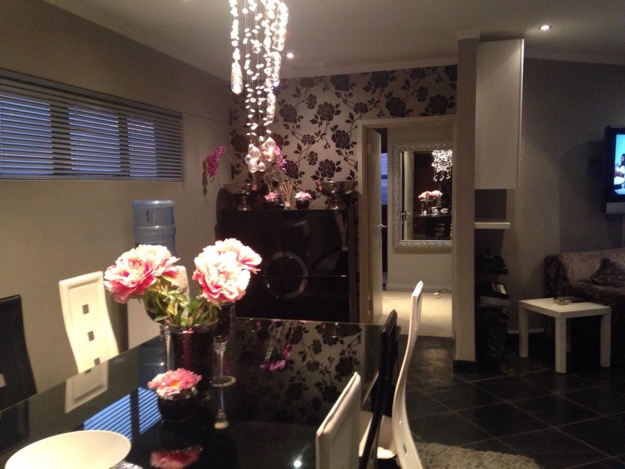 To Let 2 Bedroom Property for Rent in Sandhurst Gauteng