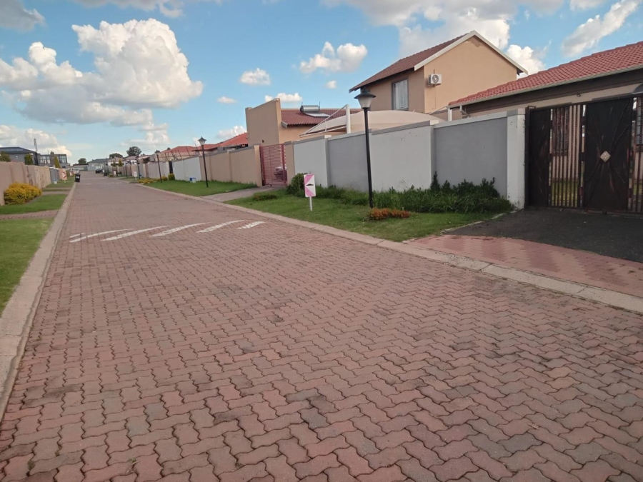 To Let 3 Bedroom Property for Rent in Sonneveld Gauteng