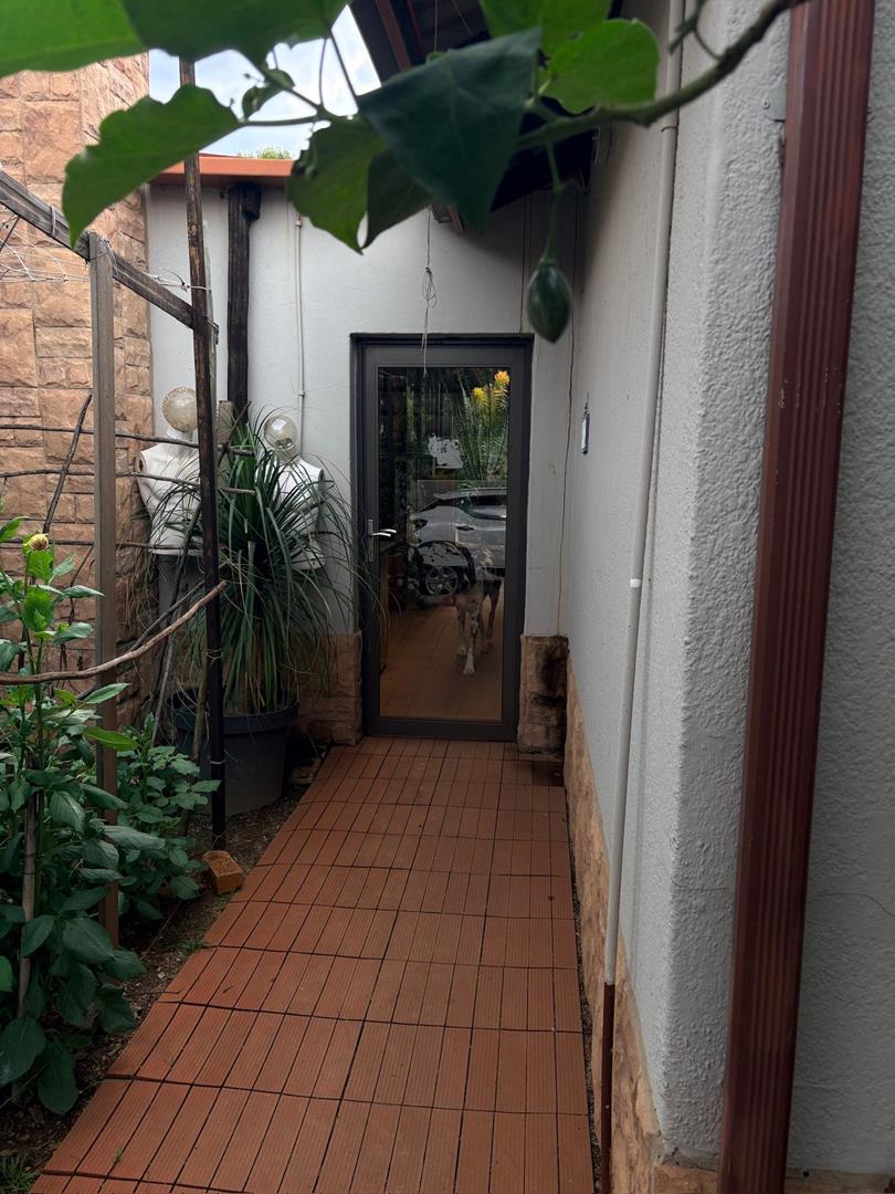 To Let 6 Bedroom Property for Rent in Glen Marais Ext 1 Gauteng