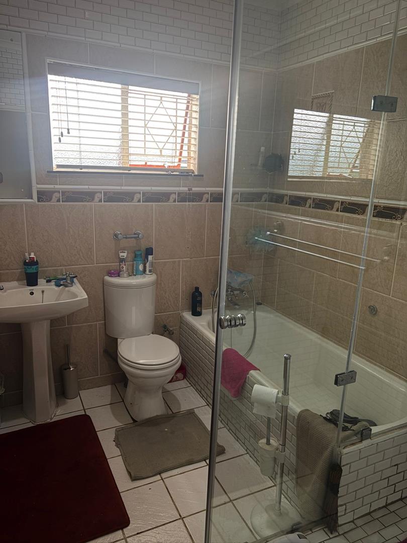 To Let 6 Bedroom Property for Rent in Glen Marais Ext 1 Gauteng