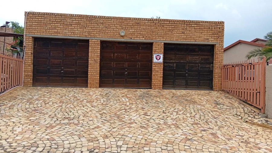 To Let 6 Bedroom Property for Rent in Glen Marais Ext 1 Gauteng