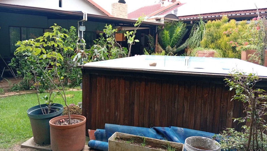 To Let 6 Bedroom Property for Rent in Glen Marais Ext 1 Gauteng