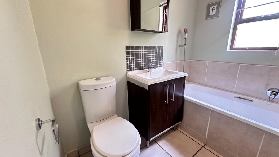 To Let 2 Bedroom Property for Rent in Broadacres Gauteng