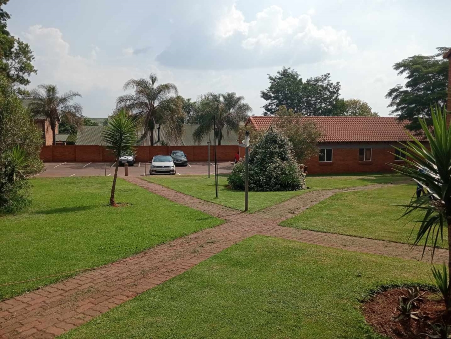 To Let 2 Bedroom Property for Rent in Die Hoewes Gauteng
