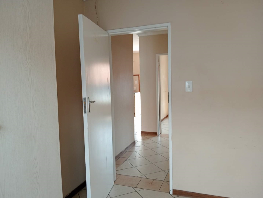 To Let 2 Bedroom Property for Rent in Die Hoewes Gauteng