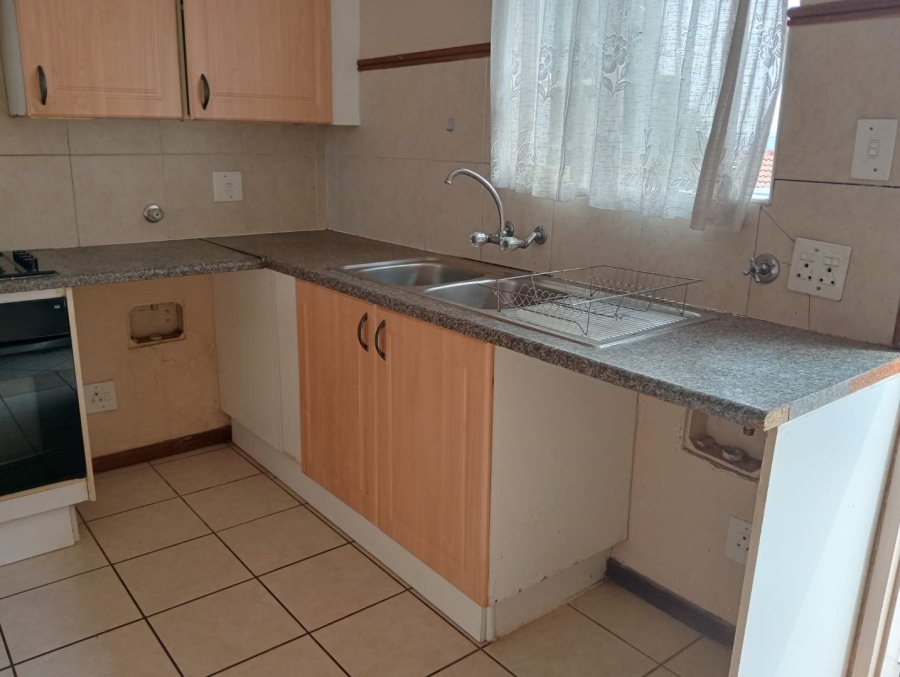 To Let 2 Bedroom Property for Rent in Die Hoewes Gauteng