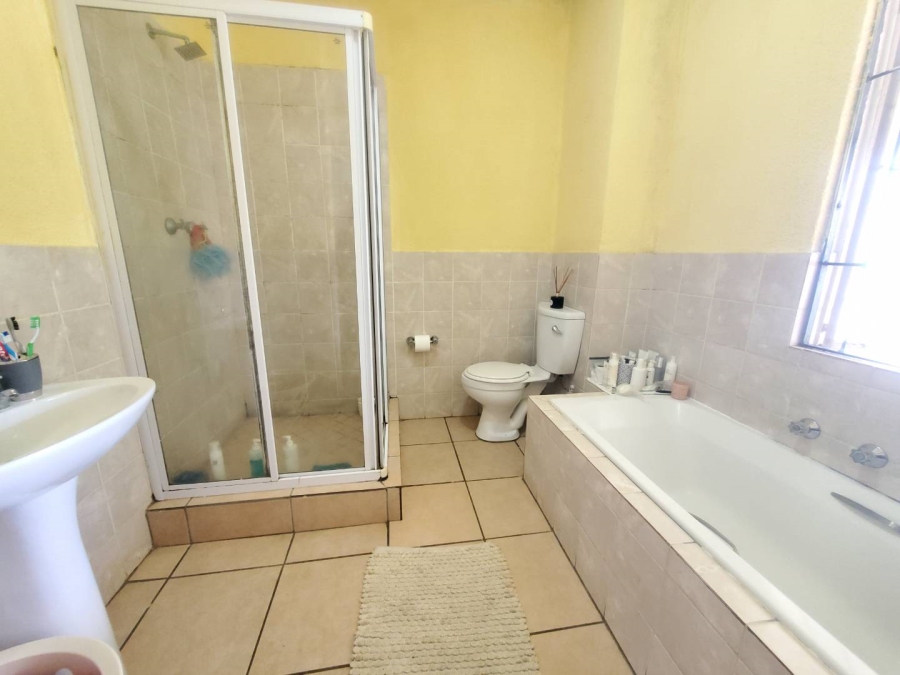 1 Bedroom Property for Sale in Willowbrook Gauteng