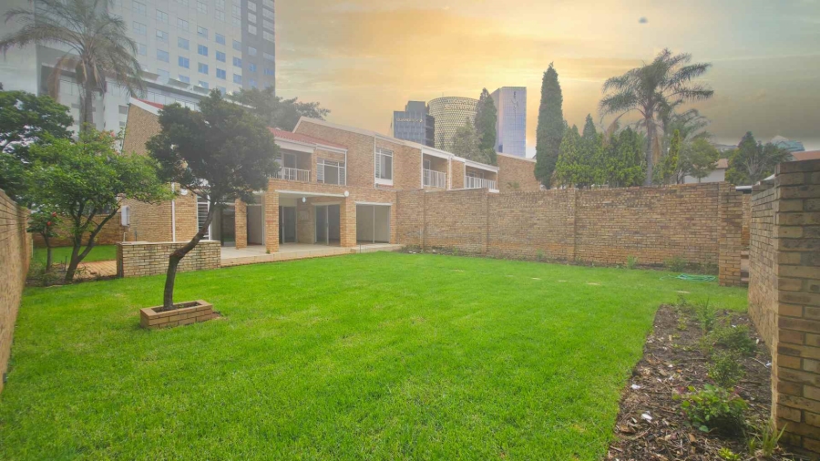 To Let 4 Bedroom Property for Rent in Sandown Gauteng