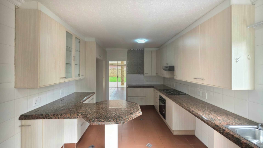 To Let 4 Bedroom Property for Rent in Sandown Gauteng